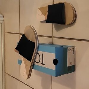 Tom's black sandals size 6